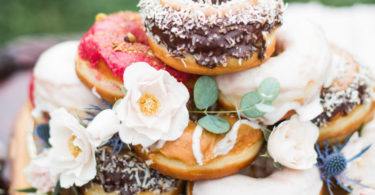 29 Delicious Wedding Doughnut Displays