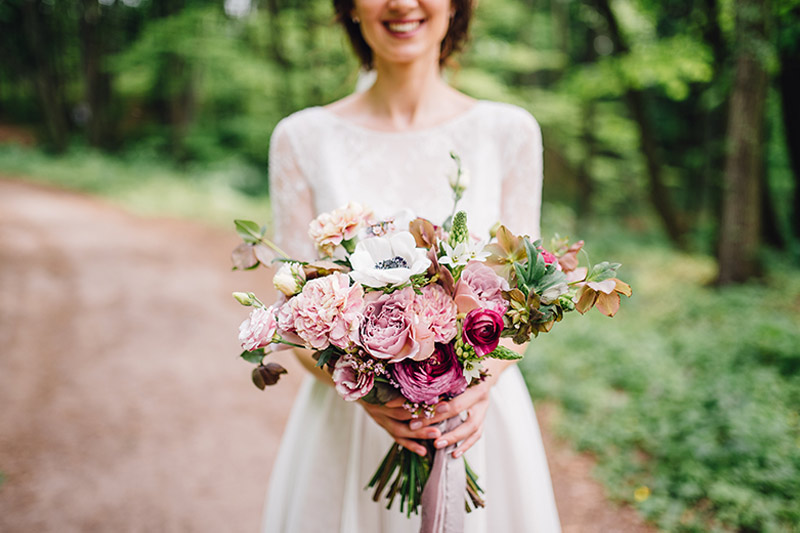 BRIDE WITH BRIDAL BOUQUET