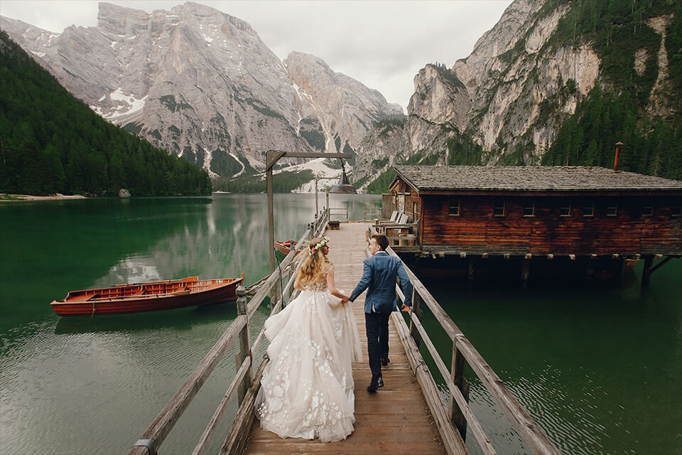 wedding photo ideas running into distance