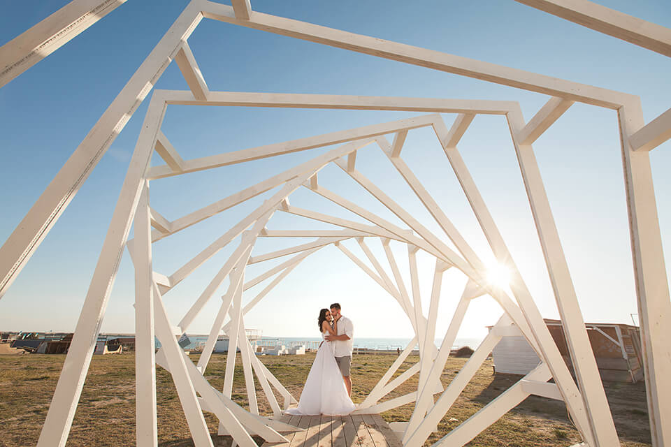 wedding photo ideas through the frames