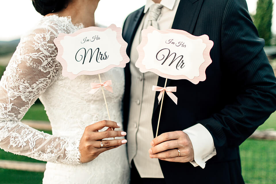 wedding photo ideas use props