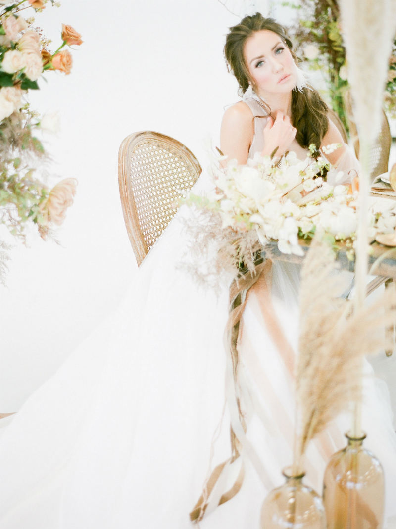 boho bride with bouquet