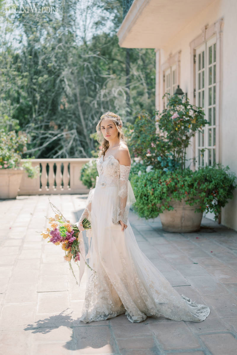 bride with wild flower bouquet