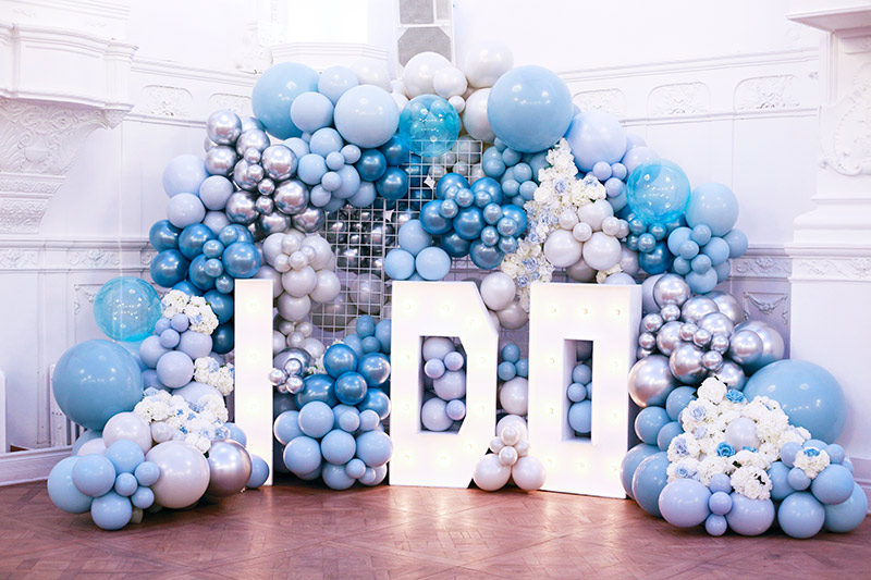 blue wedding balloon decor