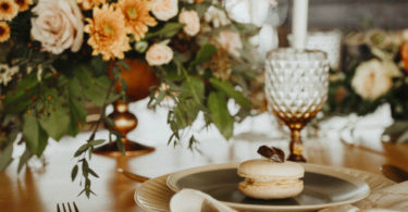 pretty wedding table with macaron