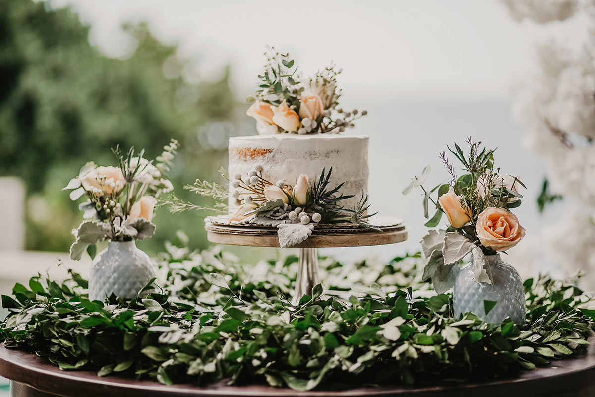 white wedding cake for a tropical theme