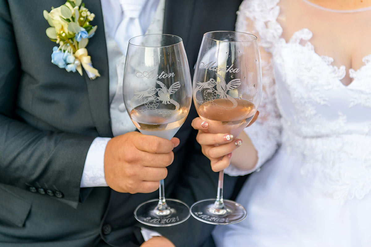 Perfect Champagne Glasses for Your Wedding Toast