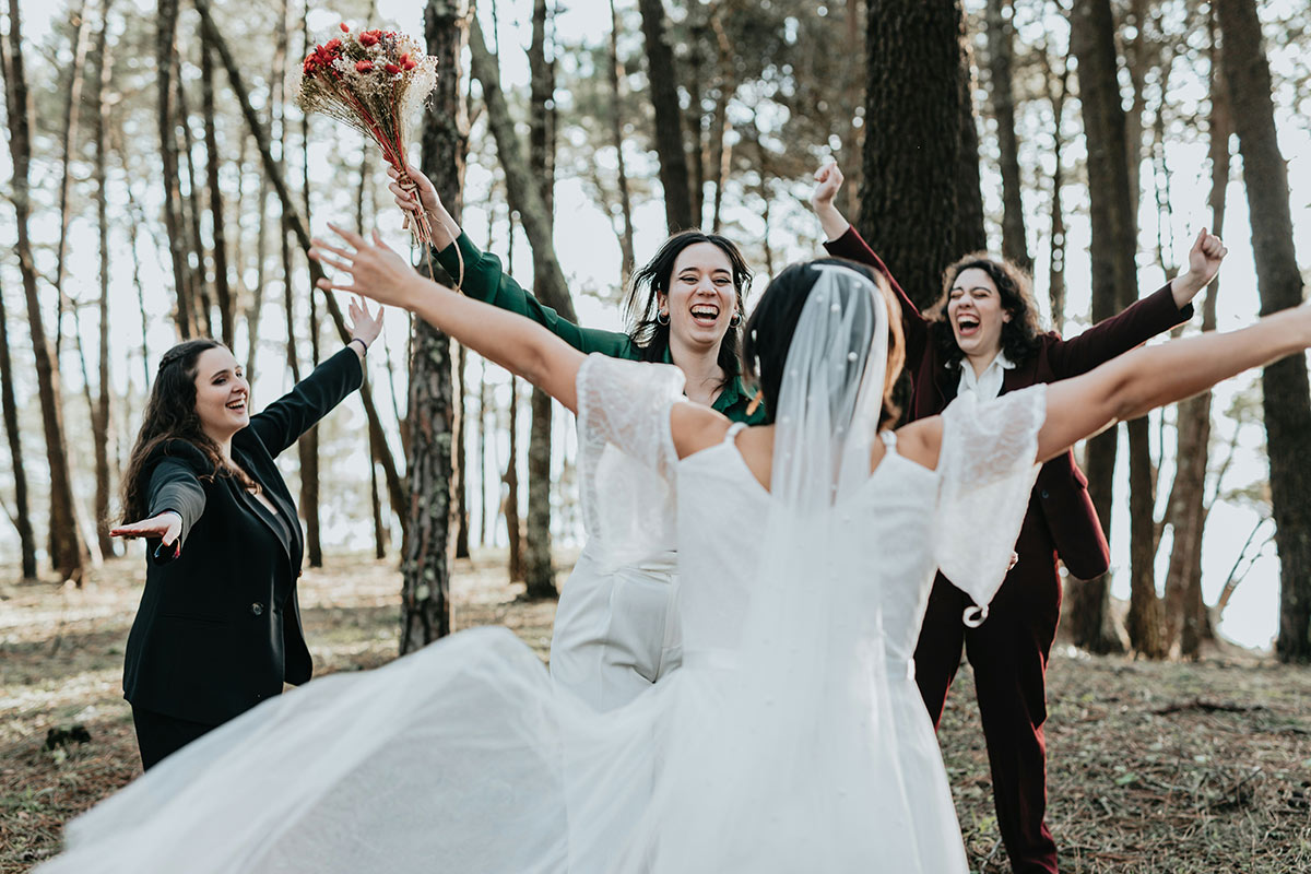 bride with her friends